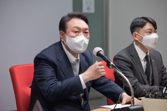 28일 윤석열 국민의힘 대선후보가 서울시 여의도 국민의힘 중앙당사에서 열린 "하나된 국민 모두에게 듣겠습니다"에 참석, 발언하고 있다. 국회사진기자단=연합뉴스.